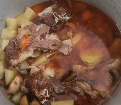 תבשיל צוואר טלה עם תפוחי אדמה ופטריות