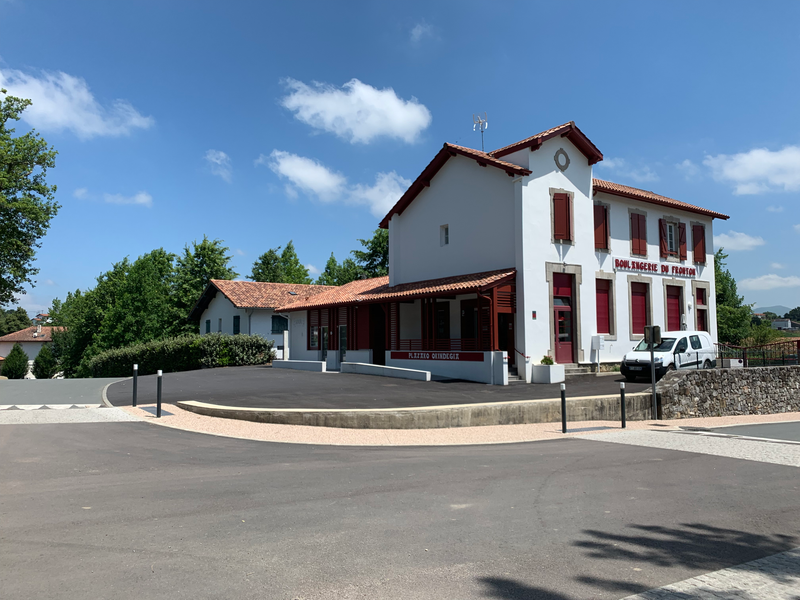 TRANSFORMATION D'UNE ECOLE EN BOULANGERIE APPARTEMENT CABINET MEDICAL 