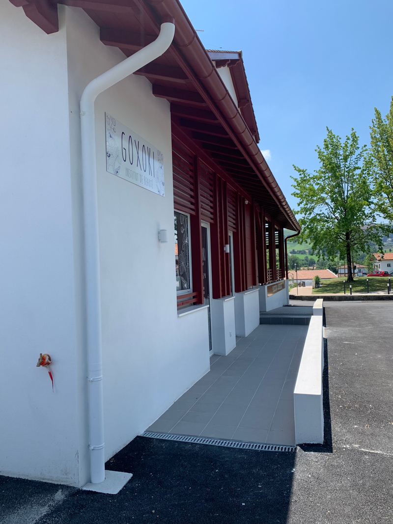 TRANSFORMATION D'UNE ECOLE EN BOULANGERIE APPARTEMENT CABINET MEDICAL 