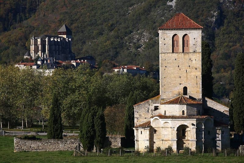 Le château fort de Mauvezin, l'abbaye de l'Escaladieu, St Bertrand de Comminges, la maison des Lys à Arreau, la chapelle des Templiers à Aragnouet, la chapelle de Roumé.