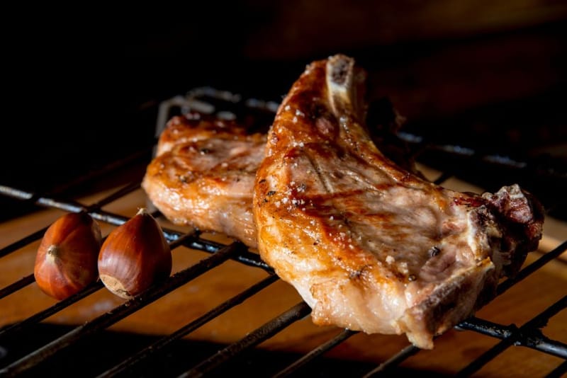 La région regorge de trésors à déguster sans modération. Ici, chaque produit raconte une histoire de terroir et de passion. Laissez-vous tenter par l’authenticité des saveurs locales !