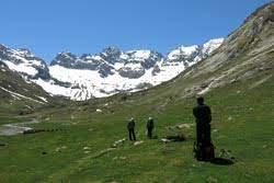 Randonnées à pieds ou à cheval, Escalade, Canyoning, Rafting, Parapente., Vélo, VTT...