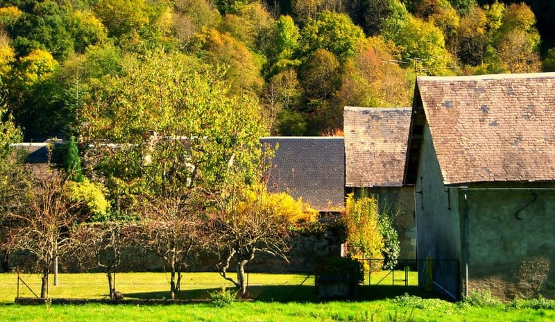 Petit village typique avec ses murs en pierre et ses toits d'ardoise.