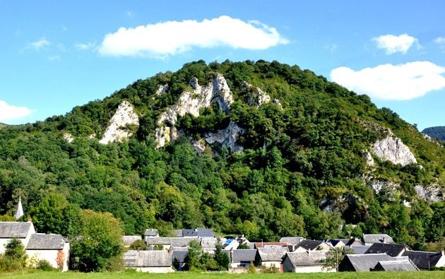 Petit village typique avec ses murs en pierre et ses toits d'ardoise.