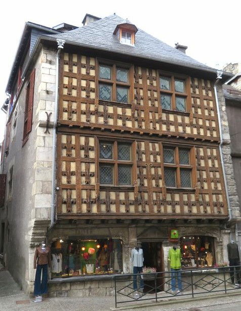 Le château fort de Mauvezin, l'abbaye de l'Escaladieu, St Bertrand de Comminges, la maison des Lys à Arreau, la chapelle des Templiers à Aragnouet, la chapelle de Roumé.
