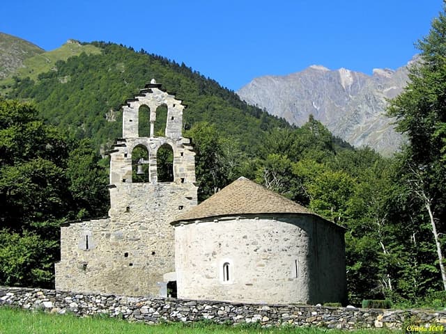 Le château fort de Mauvezin, l'abbaye de l'Escaladieu, St Bertrand de Comminges, la maison des Lys à Arreau, la chapelle des Templiers à Aragnouet, la chapelle de Roumé.