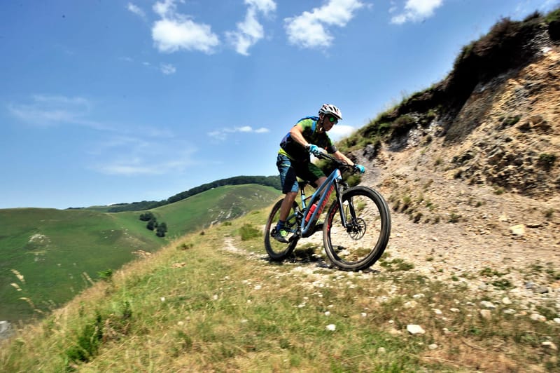 Randonnées à pieds ou à cheval, Escalade, Canyoning, Rafting, Parapente., Vélo, VTT...