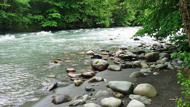 Petit village typique avec ses murs en pierre et ses toits d'ardoise.