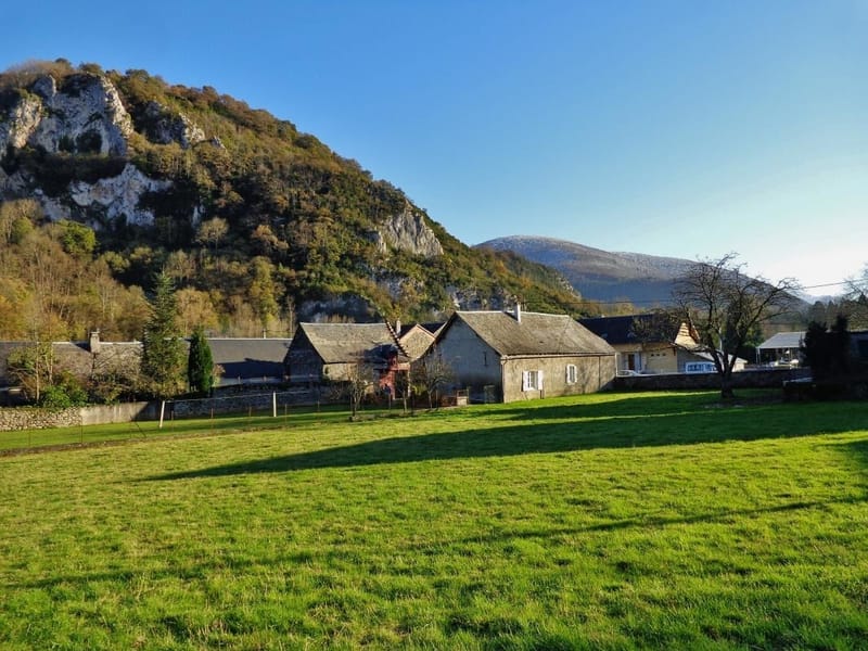 Petit village typique avec ses murs en pierre et ses toits d'ardoise.