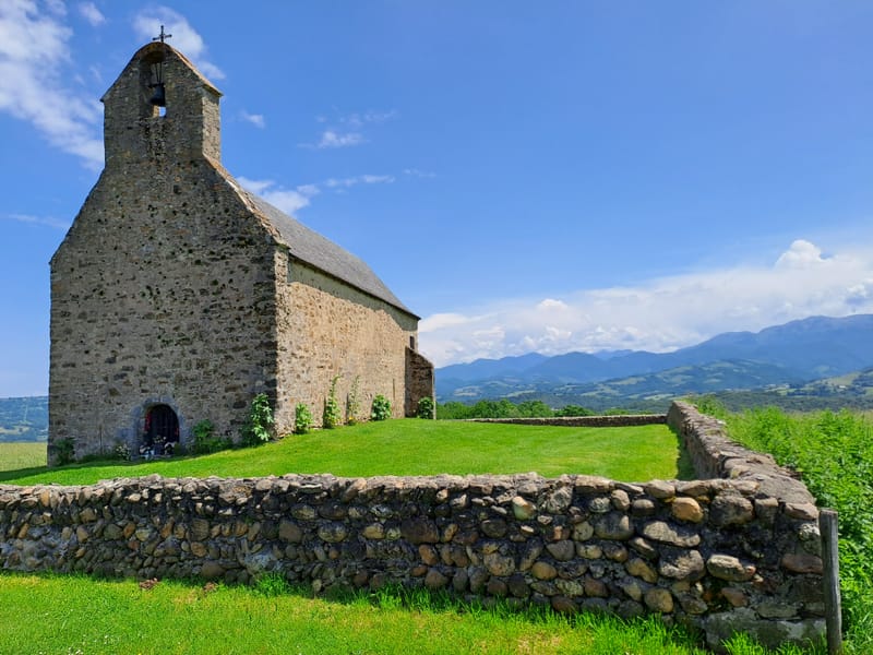 Le château fort de Mauvezin, l'abbaye de l'Escaladieu, St Bertrand de Comminges, la maison des Lys à Arreau, la chapelle des Templiers à Aragnouet, la chapelle de Roumé.