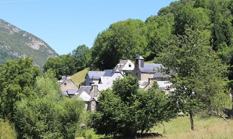 Les beaux villages en pierre et toits d'ardoise
