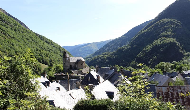 Les beaux villages en pierre et toits d'ardoise