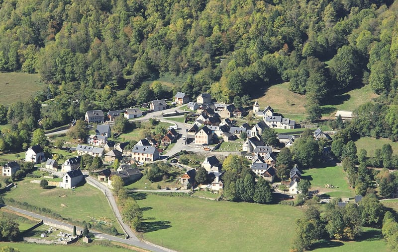 Les beaux villages en pierre et toits d'ardoise