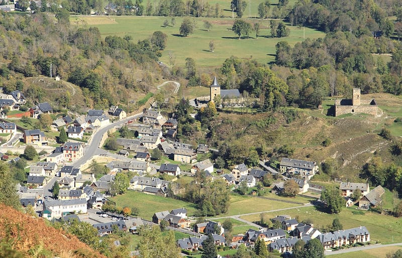Les beaux villages en pierre et toits d'ardoise