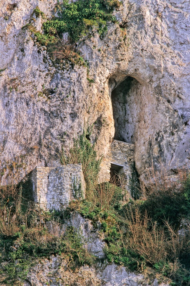 Petit village typique avec ses murs en pierre et ses toits d'ardoise.