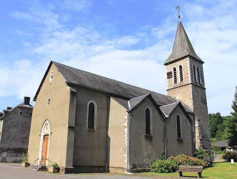 Petit village typique avec ses murs en pierre et ses toits d'ardoise.