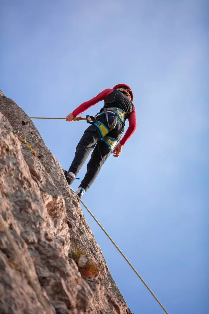 Petit village typique avec ses murs en pierre et ses toits d'ardoise.