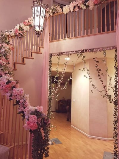 Usar flores artificiales para una escalera de boda