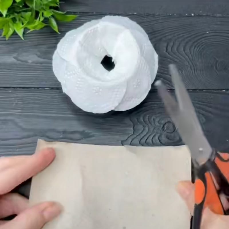 Facil una flor con pétalos de papel