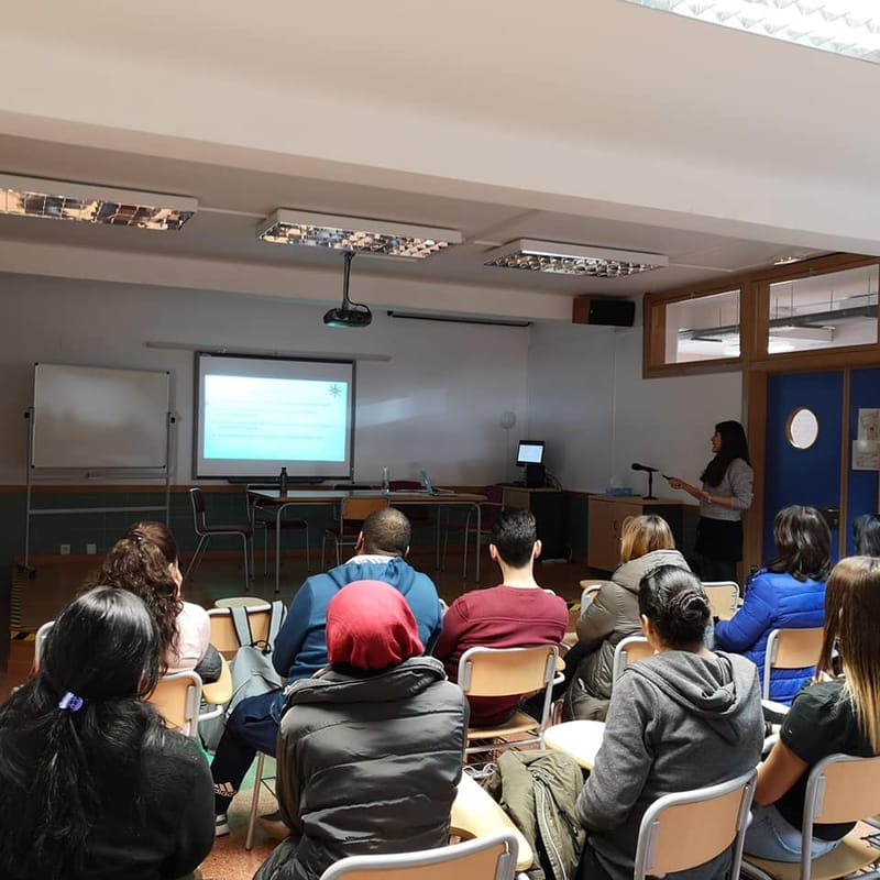 La Mesa de RSCs visita el IES Maestrat para concienciar a las jóvenes generaciones