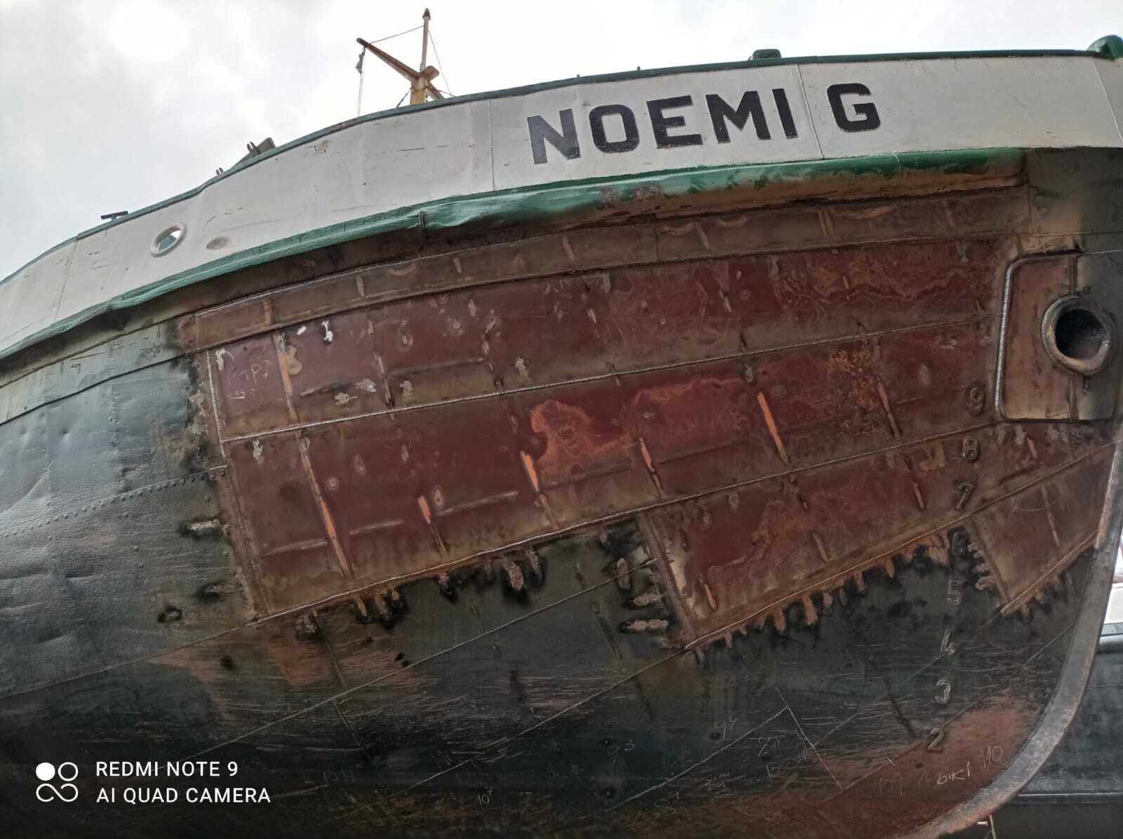 Reparación de casco, soldadura, servicio a motores y sala de maquinas en barco arenero.