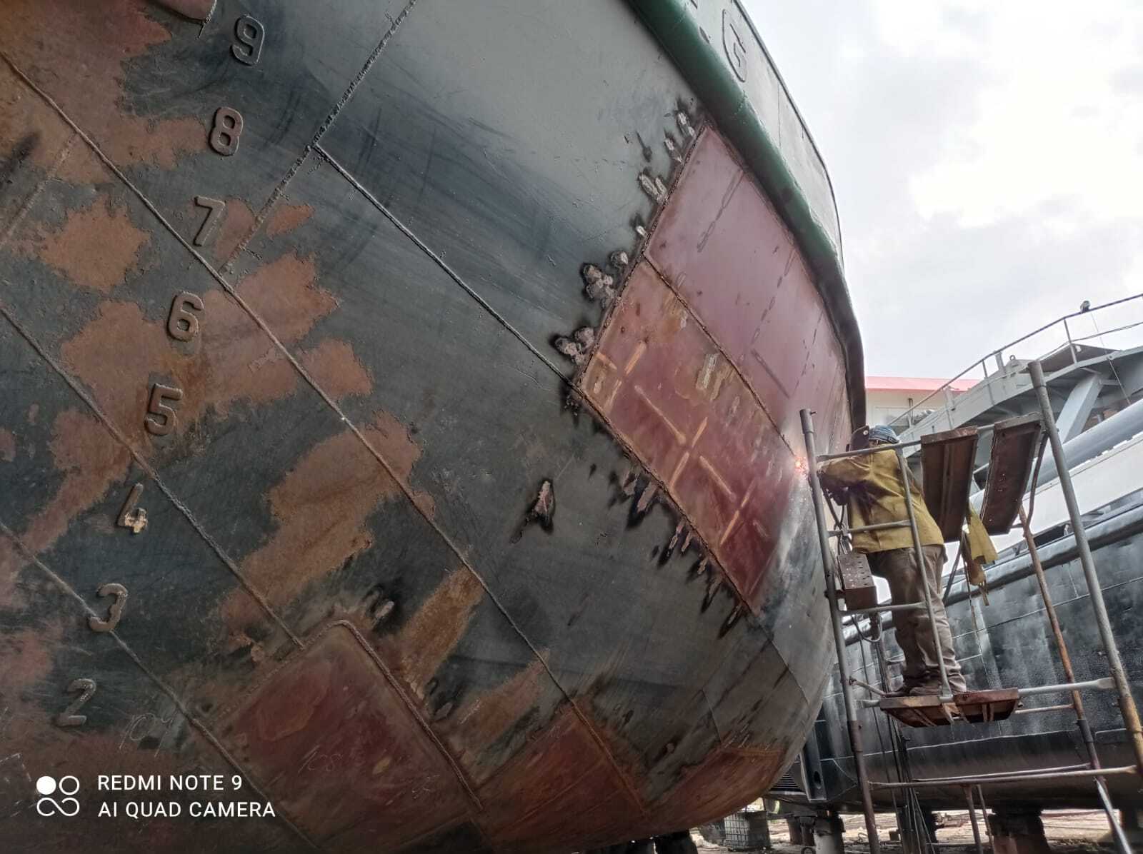 Reparación de casco, soldadura, servicio a motores y sala de maquinas en barco arenero.