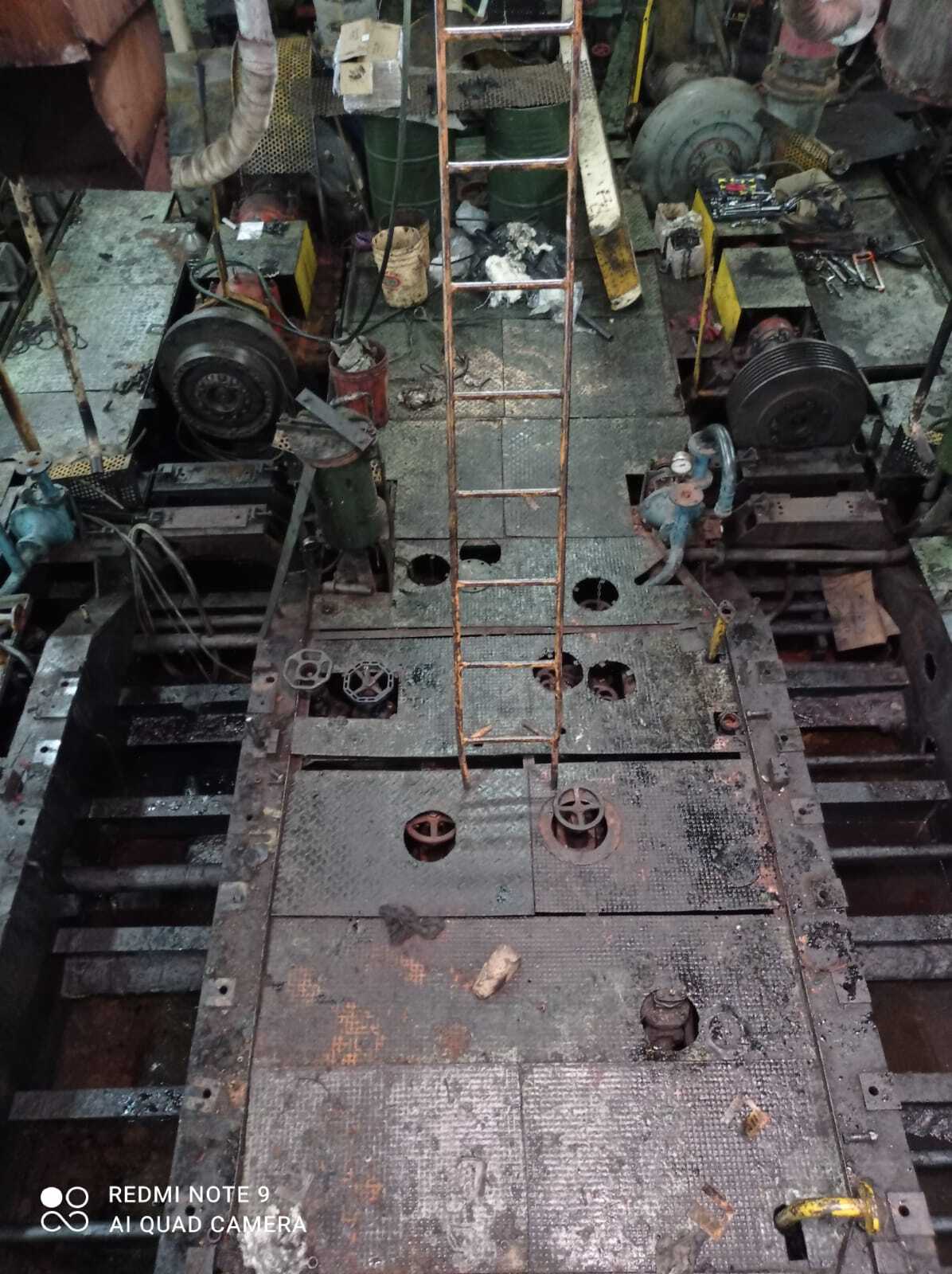 Reparación de casco, soldadura, servicio a motores y sala de maquinas en barco arenero.