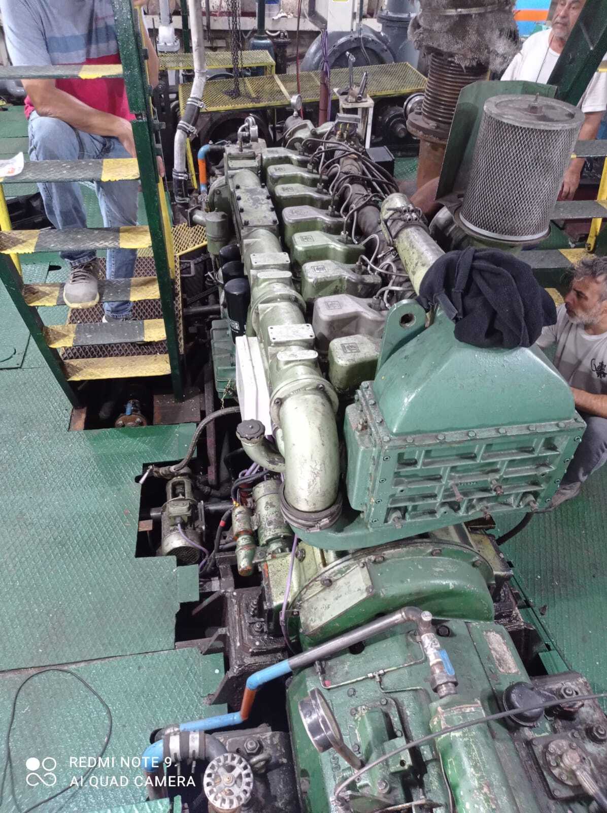 Reparación de casco, soldadura, servicio a motores y sala de maquinas en barco arenero.