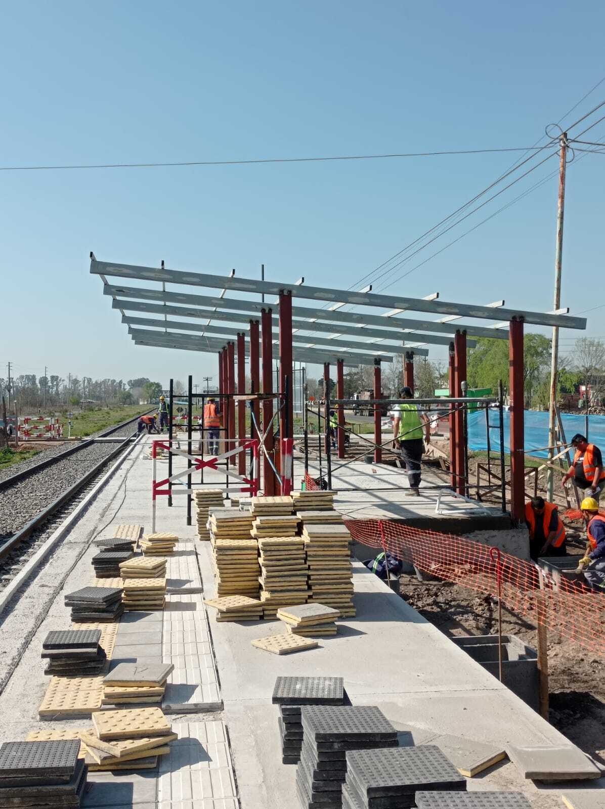 Construcción de refugio en estación apeadero - Marcos Paz