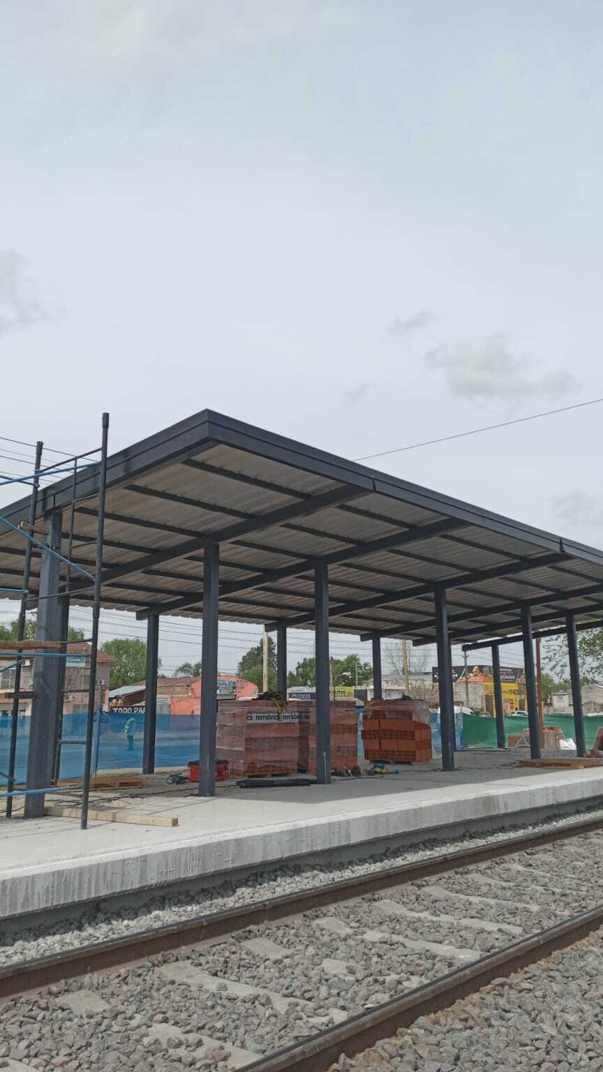 Construcción de refugio en estación apeadero - Marcos Paz