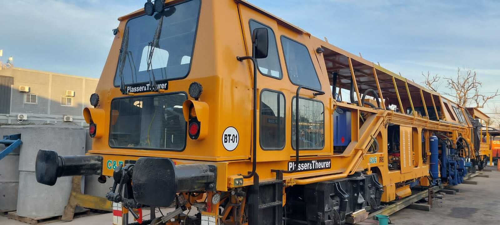 Trabajo de desarme, arenado, pintura y armado.