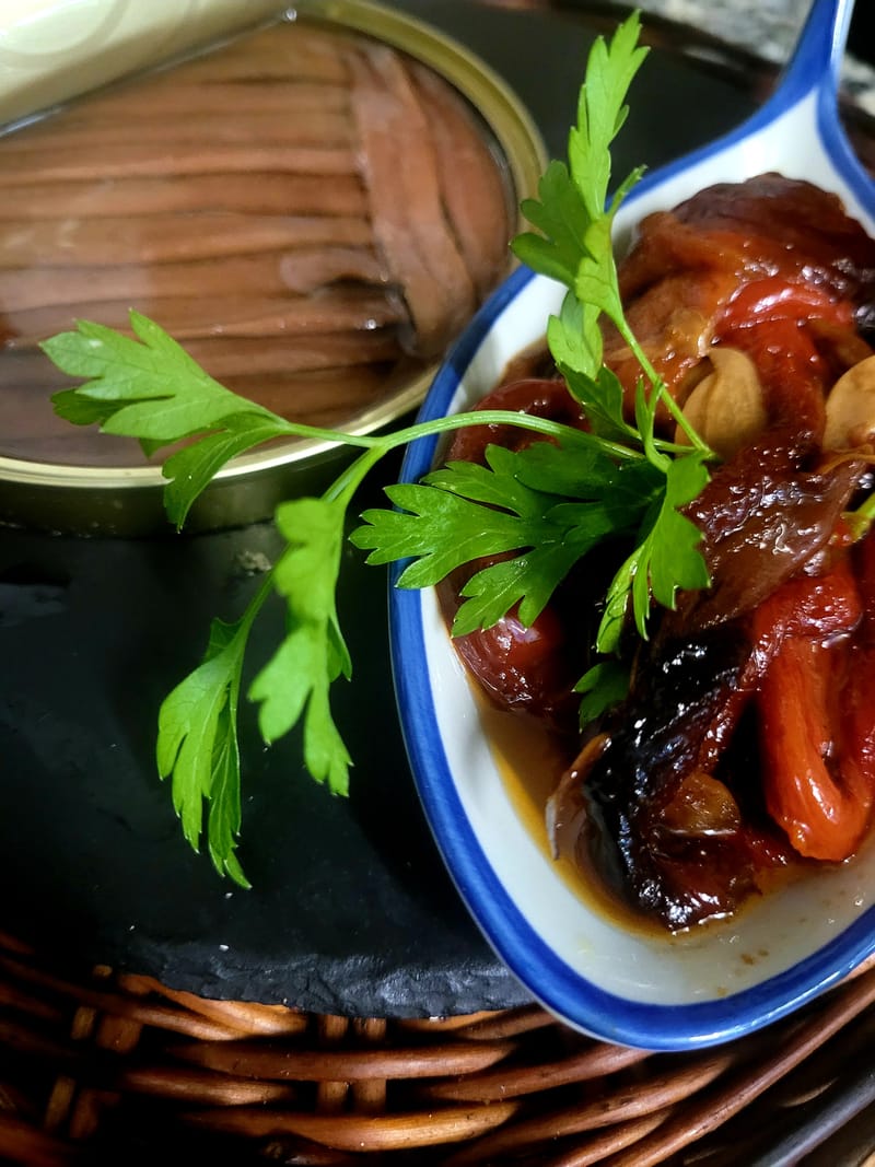 Anchoas del Cantábrico con pimientucos rojos asados