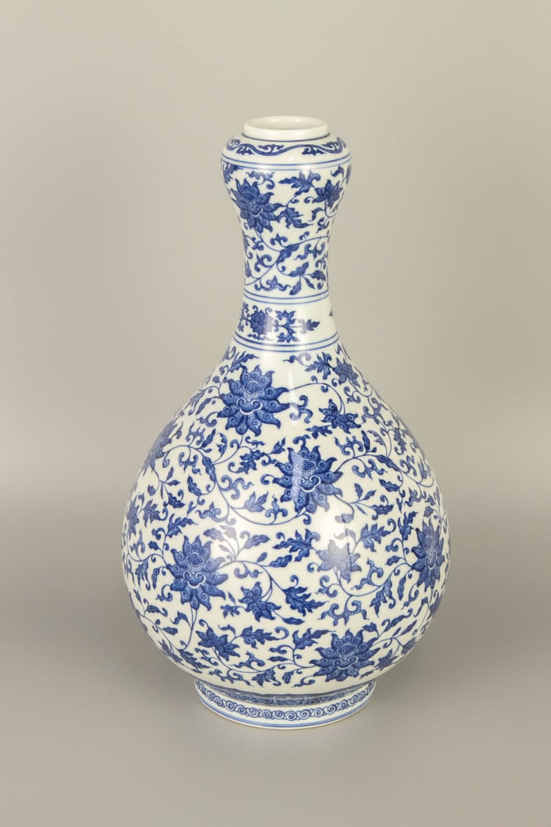 缠枝莲纹蒜头瓶- HOWE