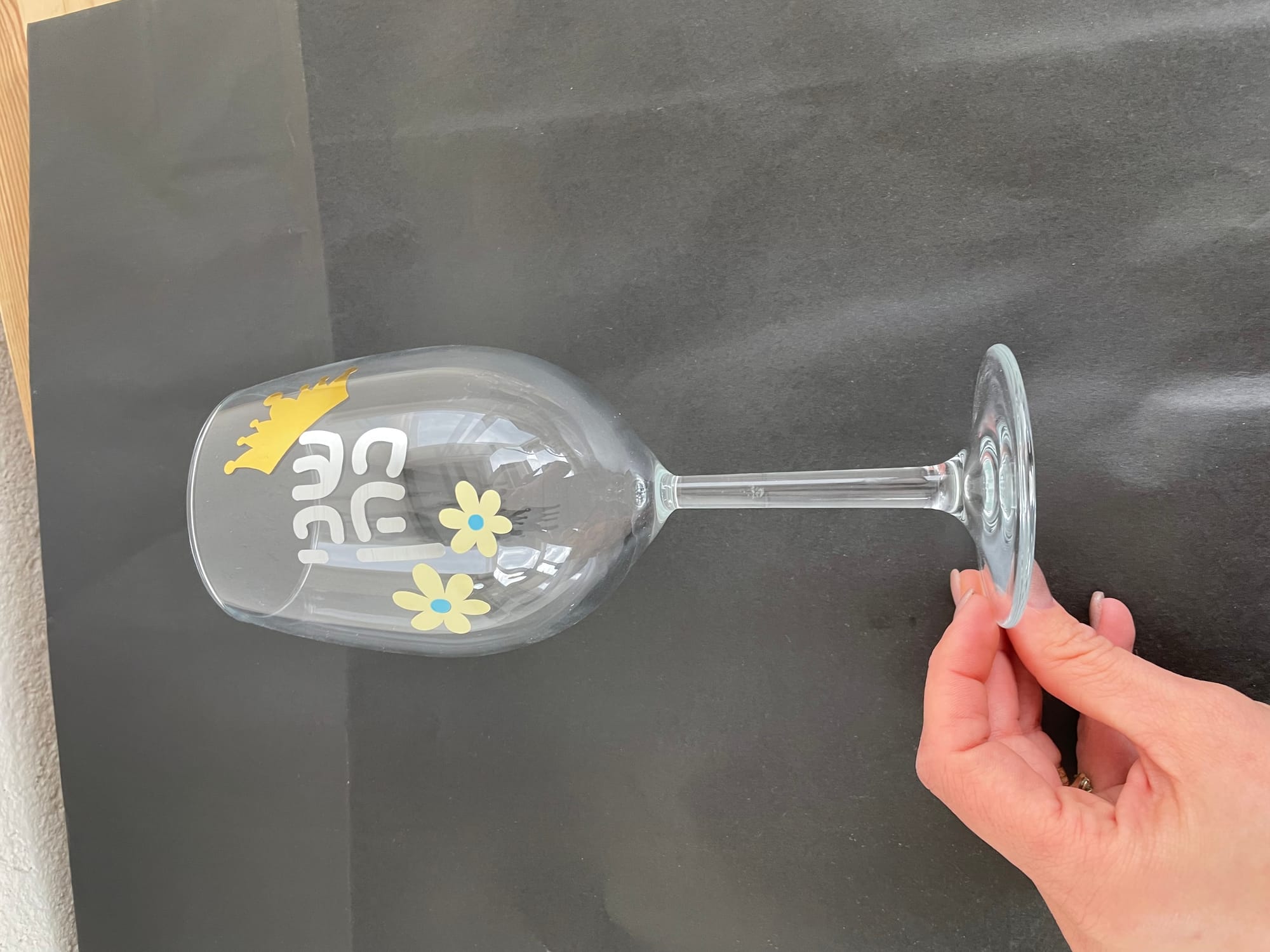 עיצוב מותאם אישית בויניל פרמננט עמיד במים, חום, קור ושמש על שלל מוצרים קשיחים