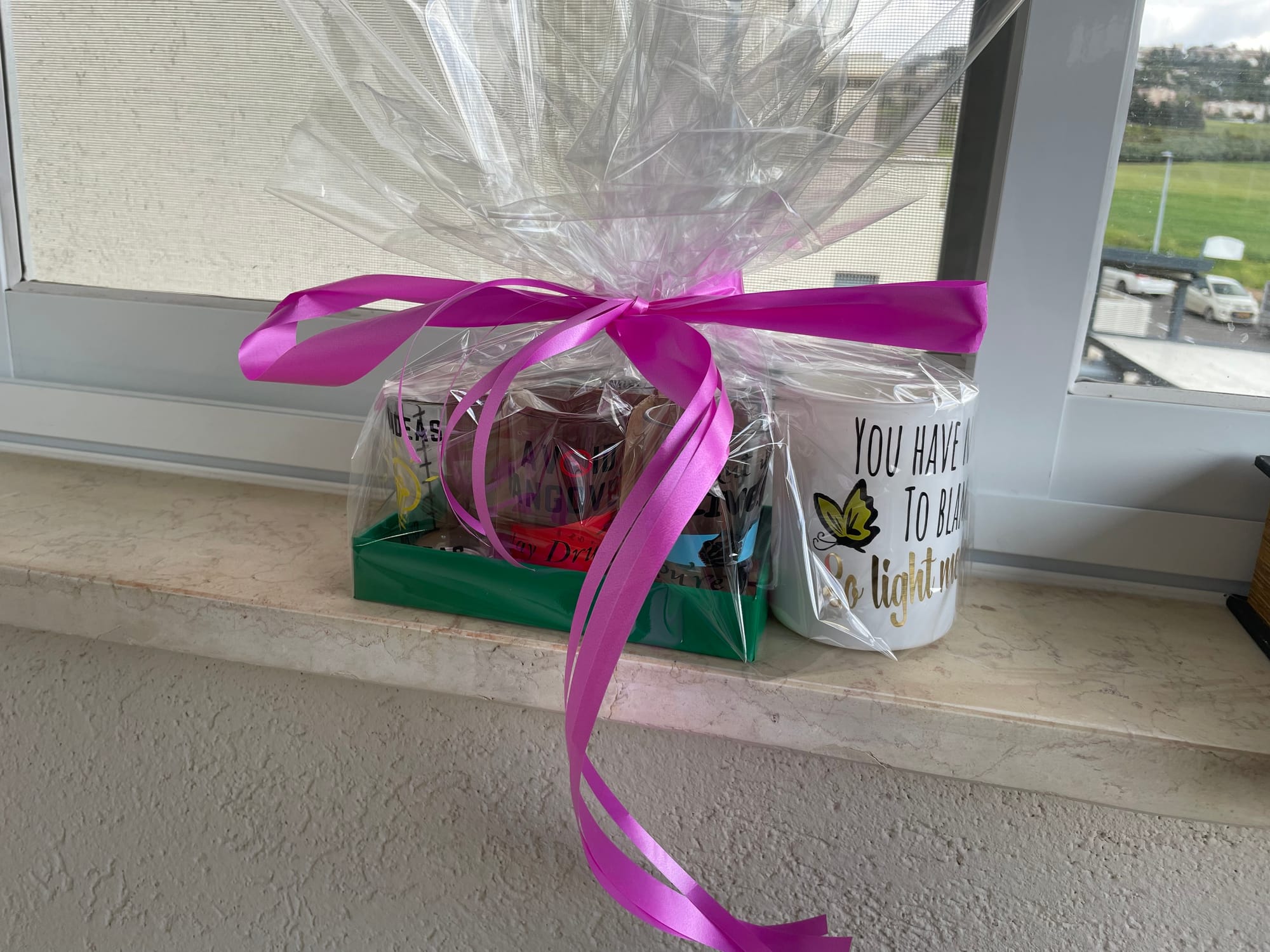 עיצוב מותאם אישית בויניל פרמננט עמיד במים, חום, קור ושמש על שלל מוצרים קשיחים