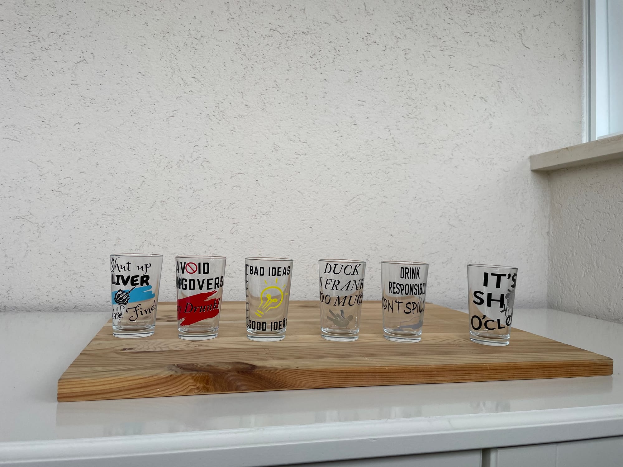 עיצוב מותאם אישית בויניל פרמננט עמיד במים, חום, קור ושמש על שלל מוצרים קשיחים