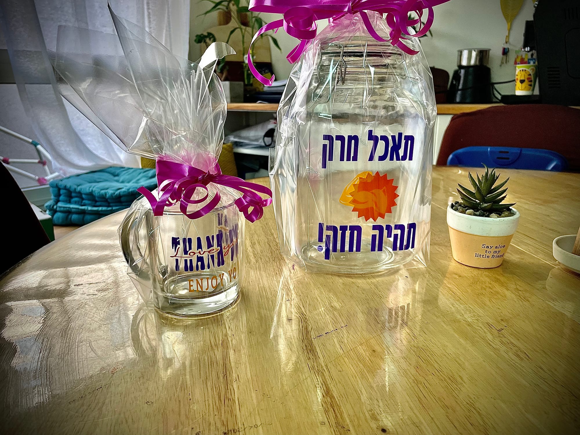 עיצוב מותאם אישית בויניל פרמננט עמיד במים, חום, קור ושמש על שלל מוצרים קשיחים