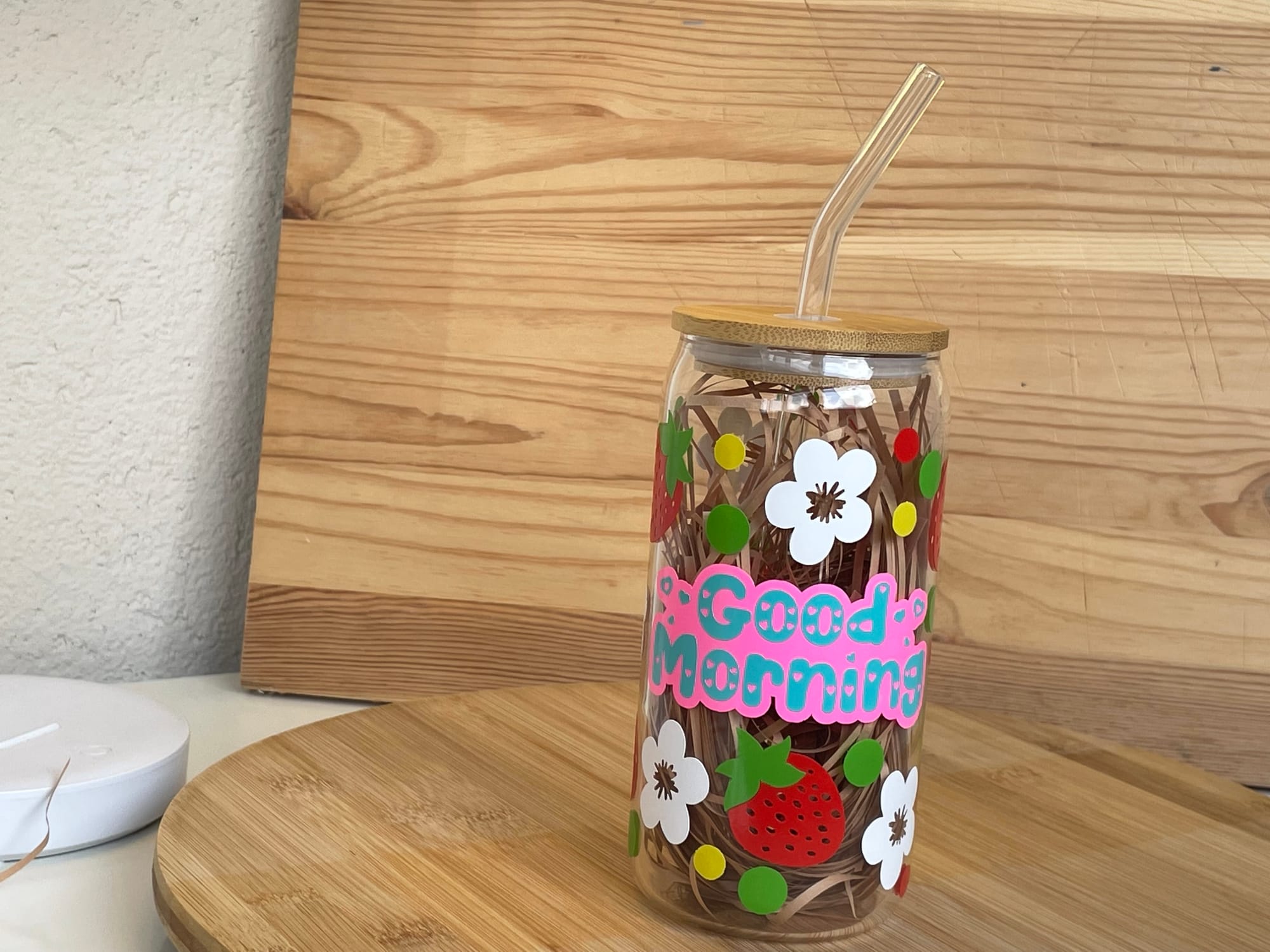 כוסות זכוכית עם מכסה במבוק וקש זכוכית לשתיה קרה