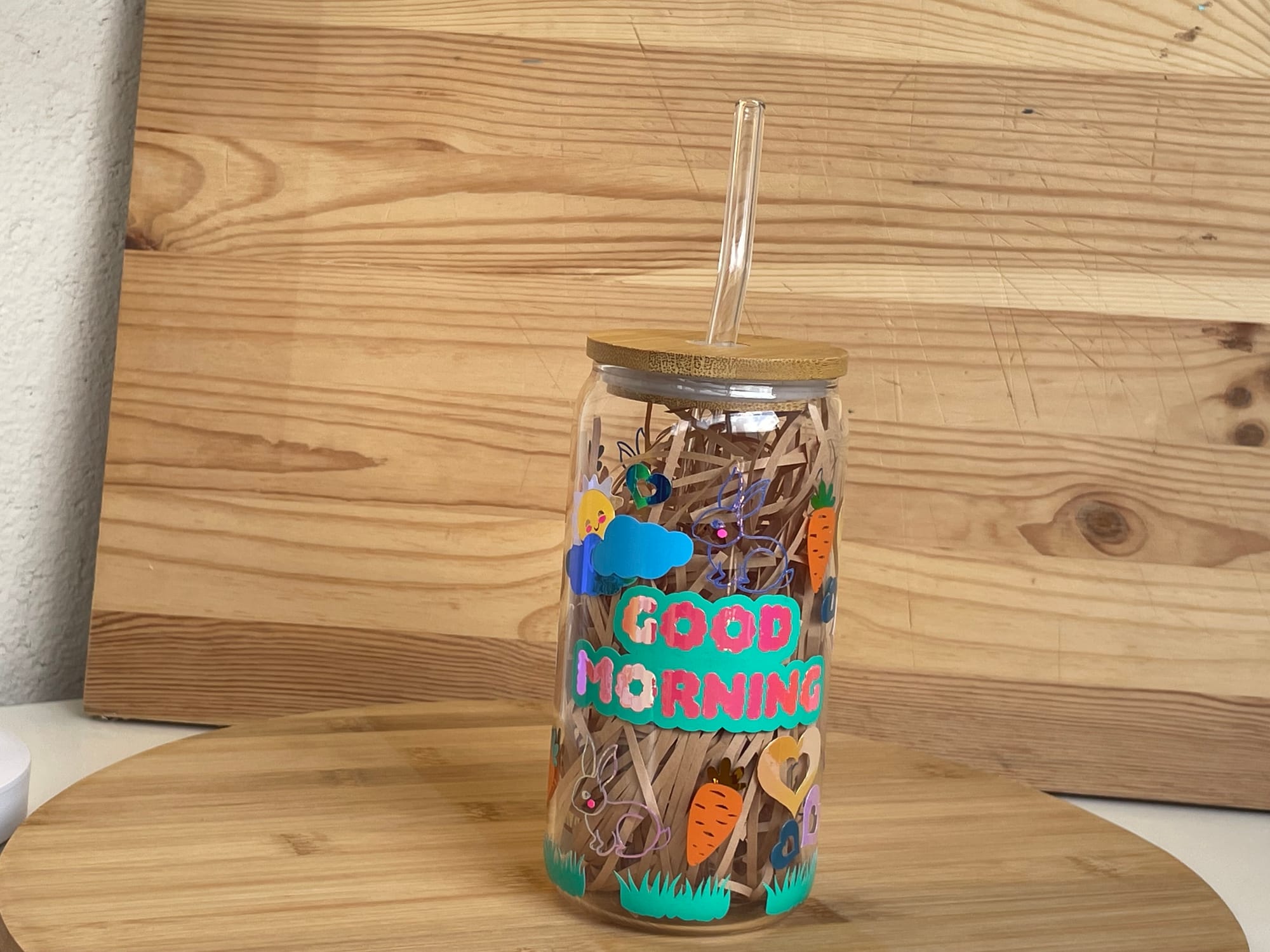 כוסות זכוכית עם מכסה במבוק וקש זכוכית לשתיה קרה