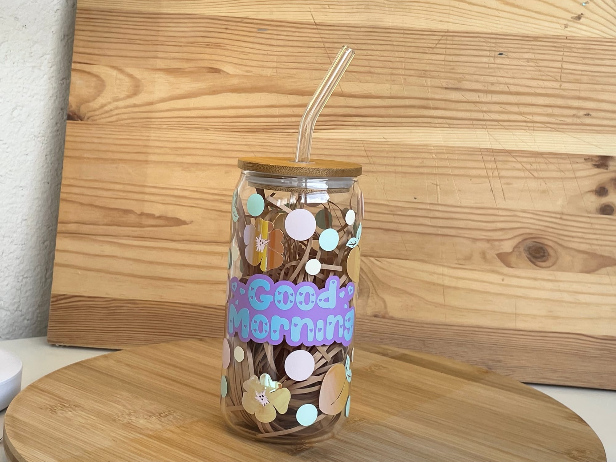 כוסות זכוכית עם מכסה במבוק וקש זכוכית לשתיה קרה