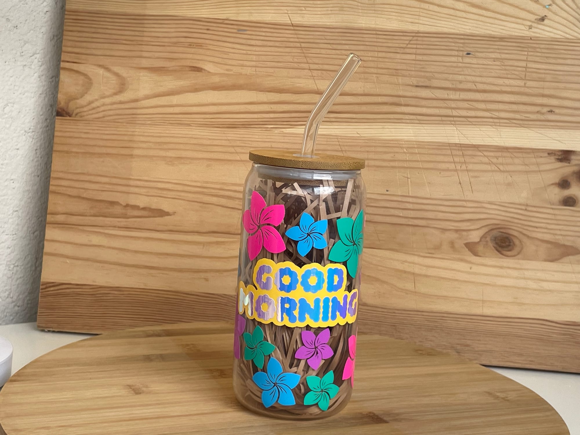 כוסות זכוכית עם מכסה במבוק וקש זכוכית לשתיה קרה