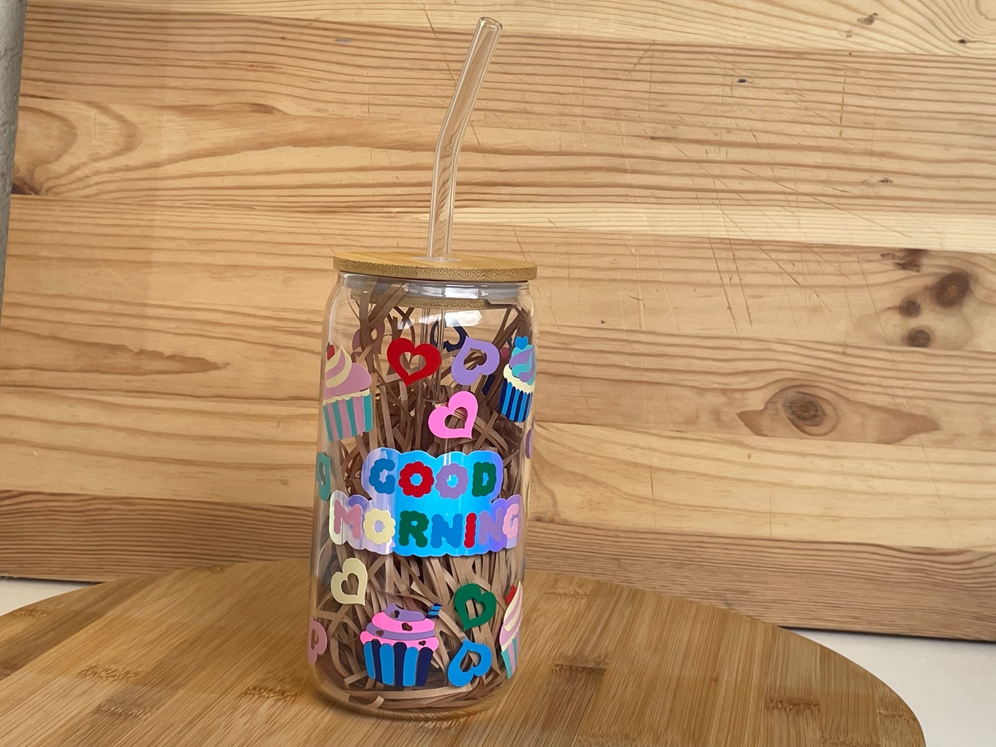 כוסות זכוכית עם מכסה במבוק וקש זכוכית לשתיה קרה