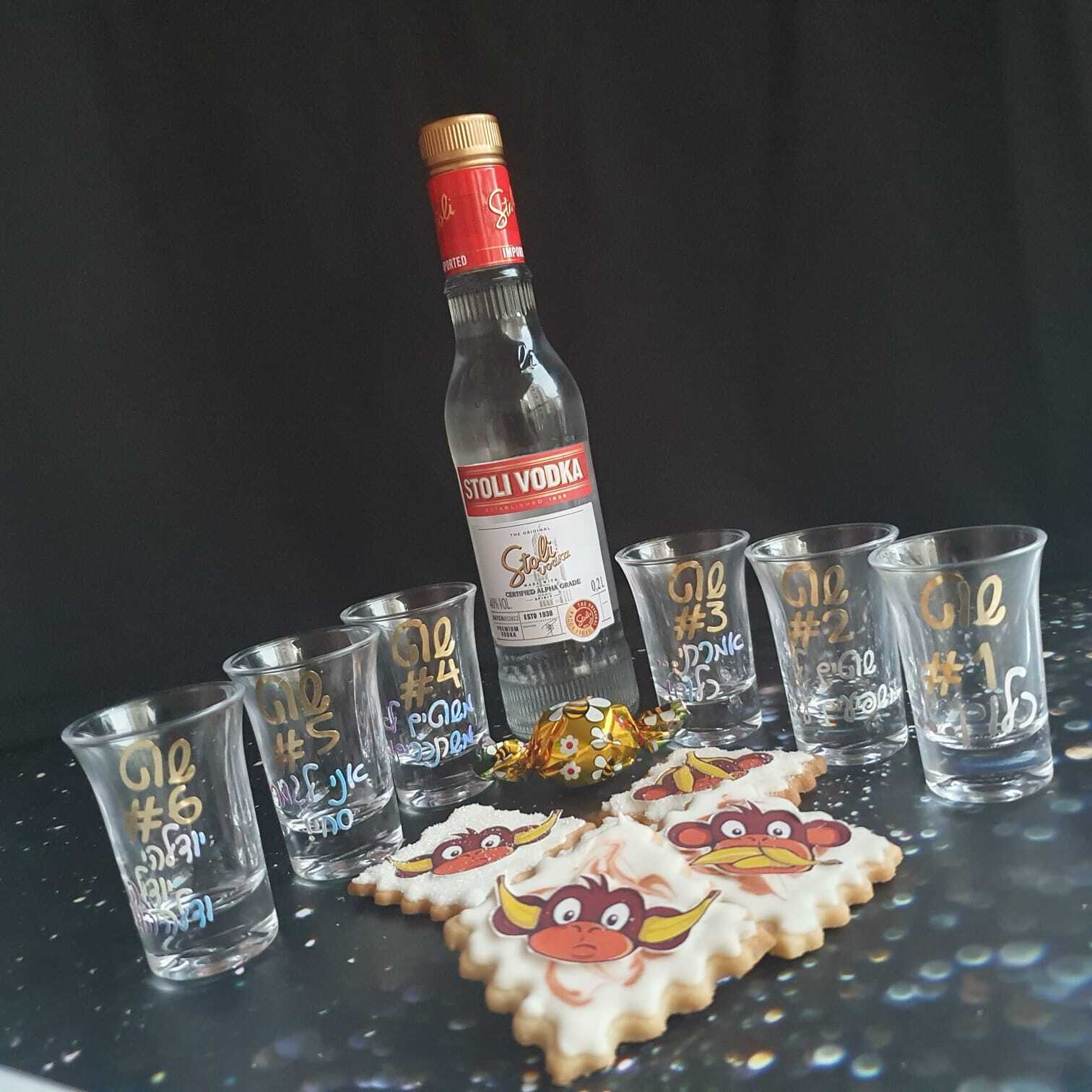 עיצוב מותאם אישית בויניל פרמננט עמיד במים, חום, קור ושמש על שלל מוצרים קשיחים