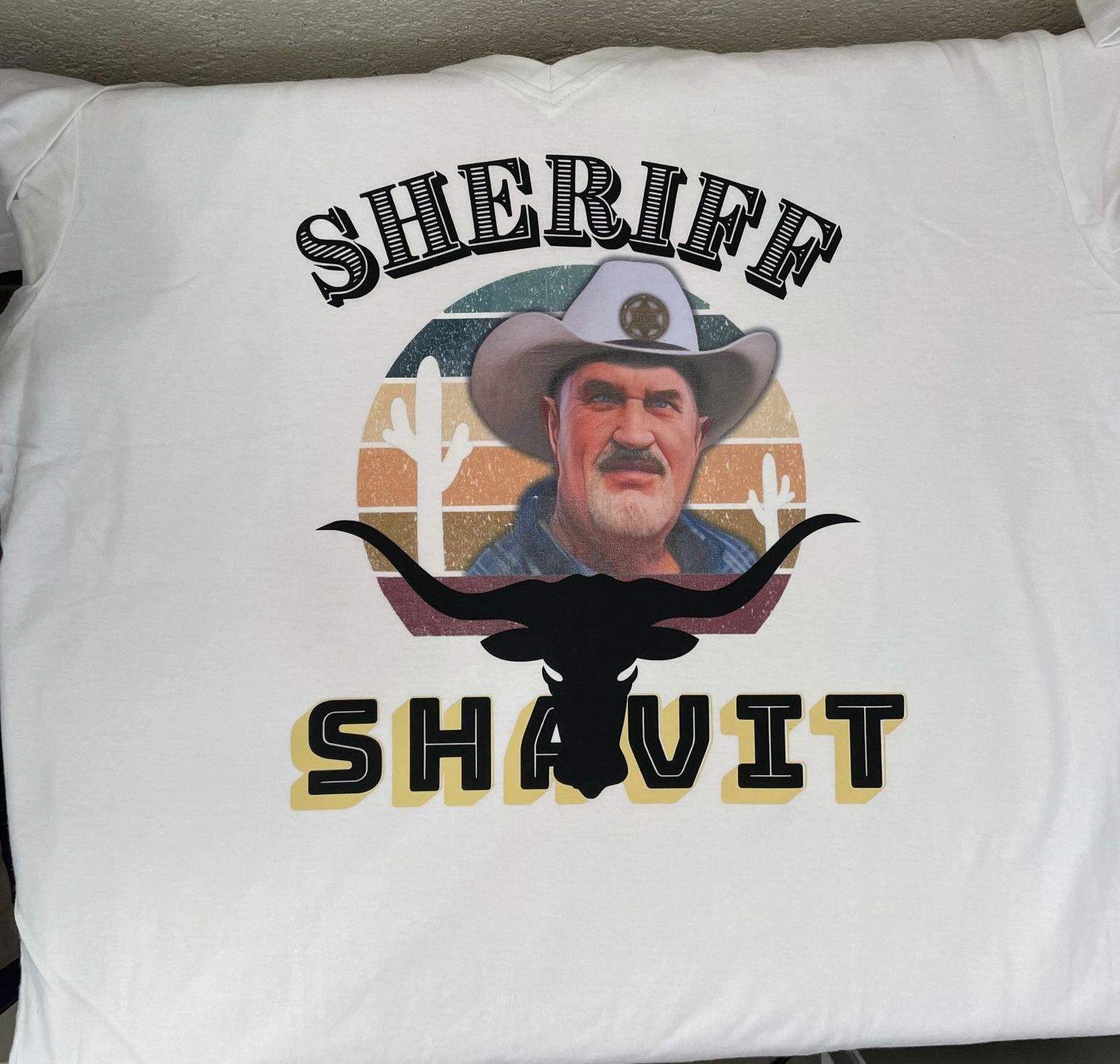 מיתוג בעיצוב אישי על מגוון מוצרי טקסטיל, כלי אוכל וכ״ו..