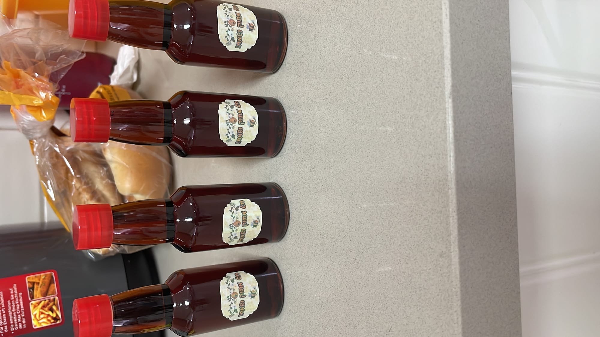 מיתוג בעיצוב אישי על מגוון מוצרי טקסטיל, כלי אוכל וכ״ו..