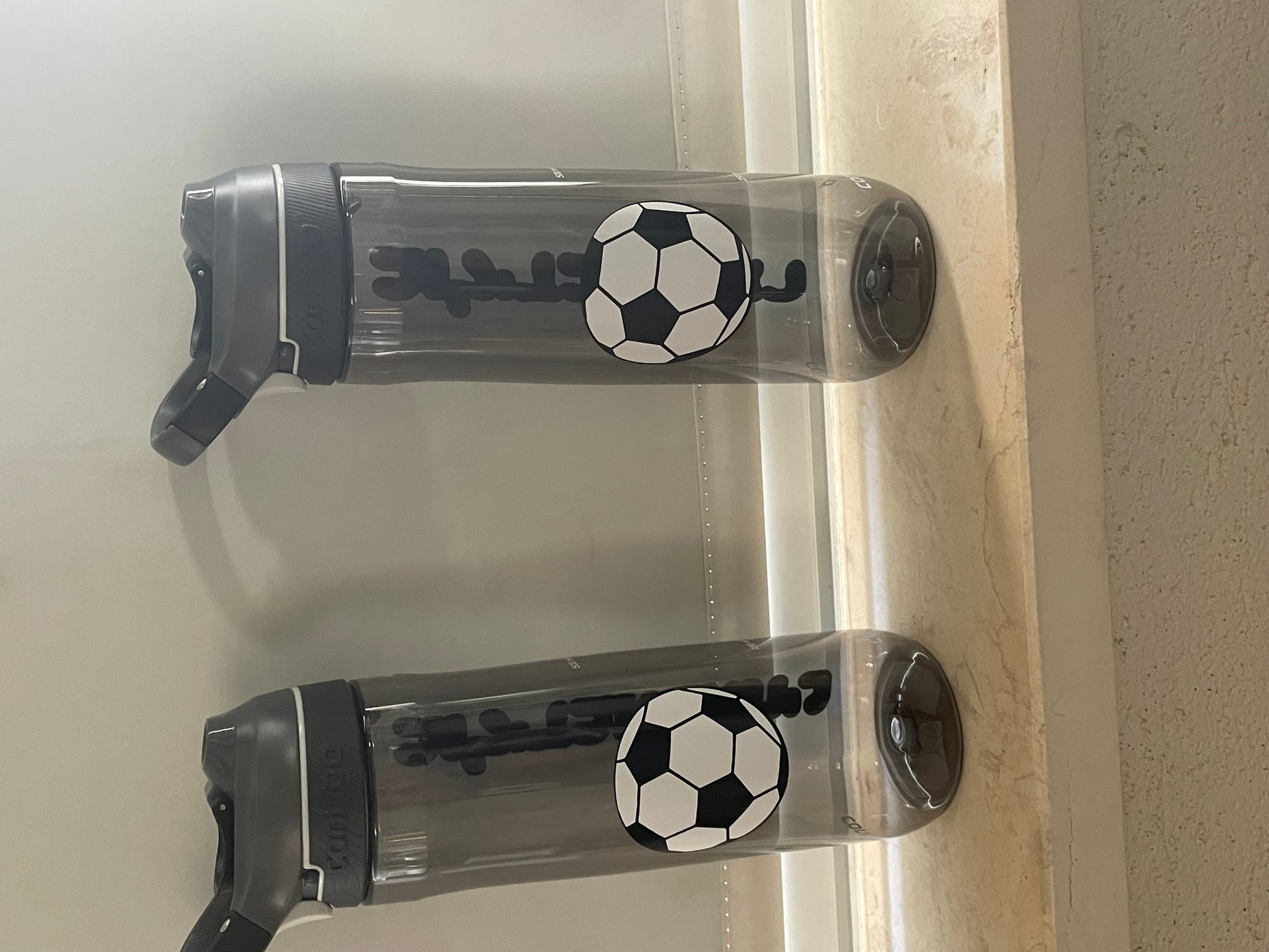 מיתוג בעיצוב אישי על מגוון מוצרי טקסטיל, כלי אוכל וכ״ו..