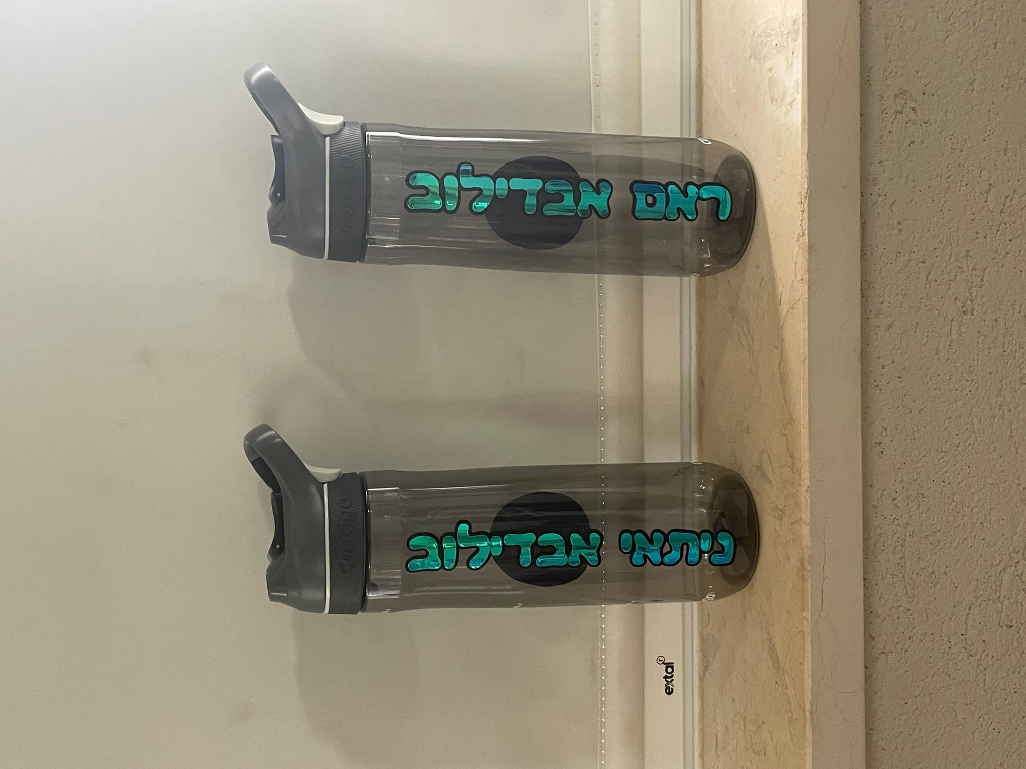 מיתוג בעיצוב אישי על מגוון מוצרי טקסטיל, כלי אוכל וכ״ו..