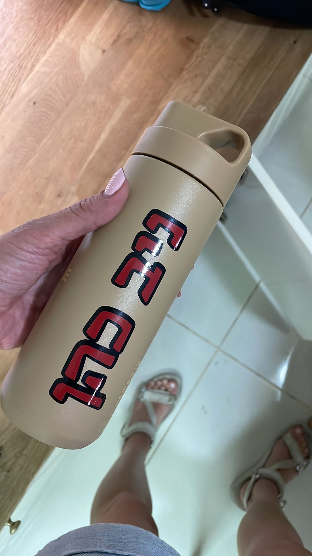 מיתוג בעיצוב אישי על מגוון מוצרי טקסטיל, כלי אוכל וכ״ו..