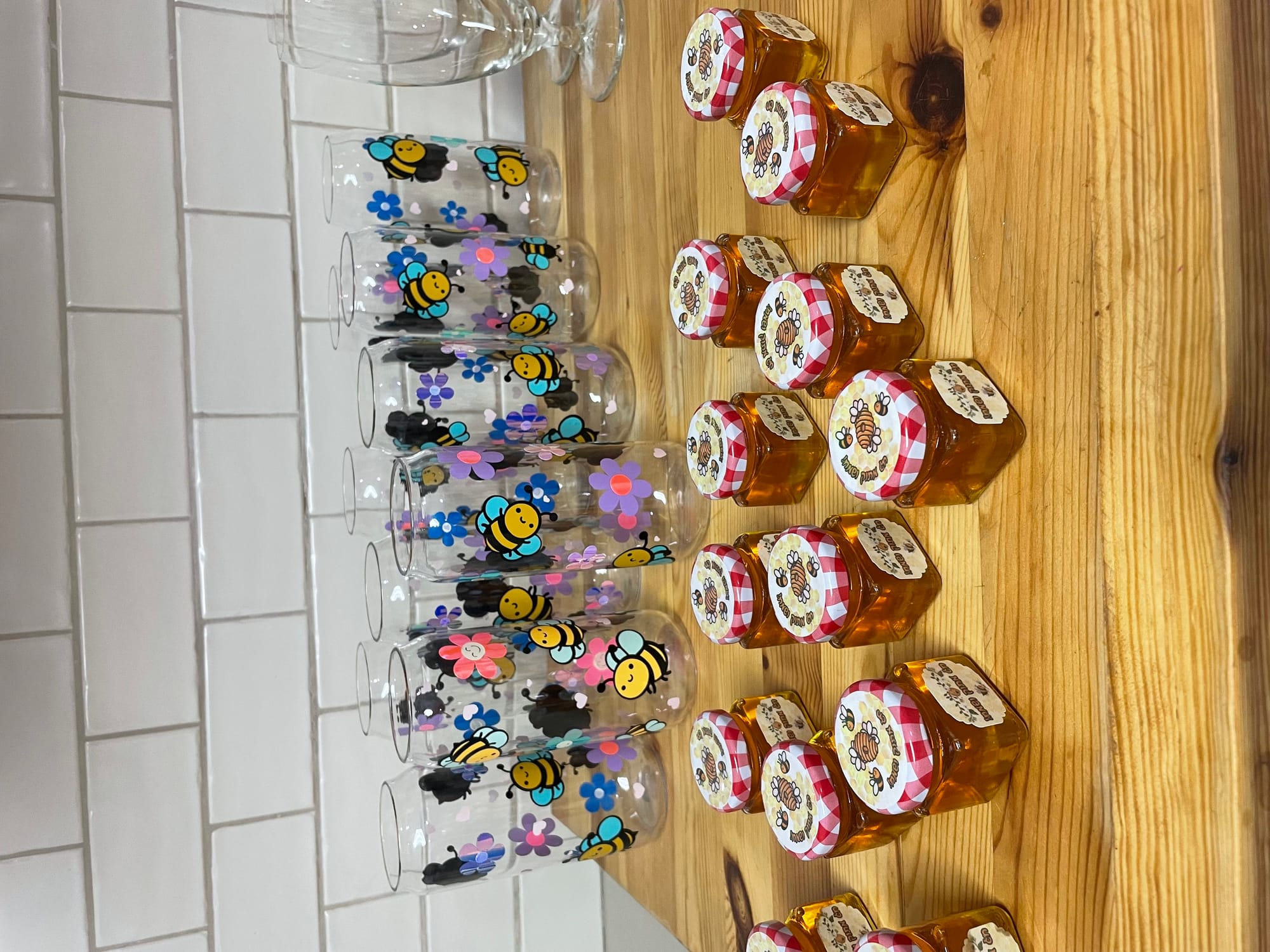 מיתוג בעיצוב אישי על מגוון מוצרי טקסטיל, כלי אוכל וכ״ו..