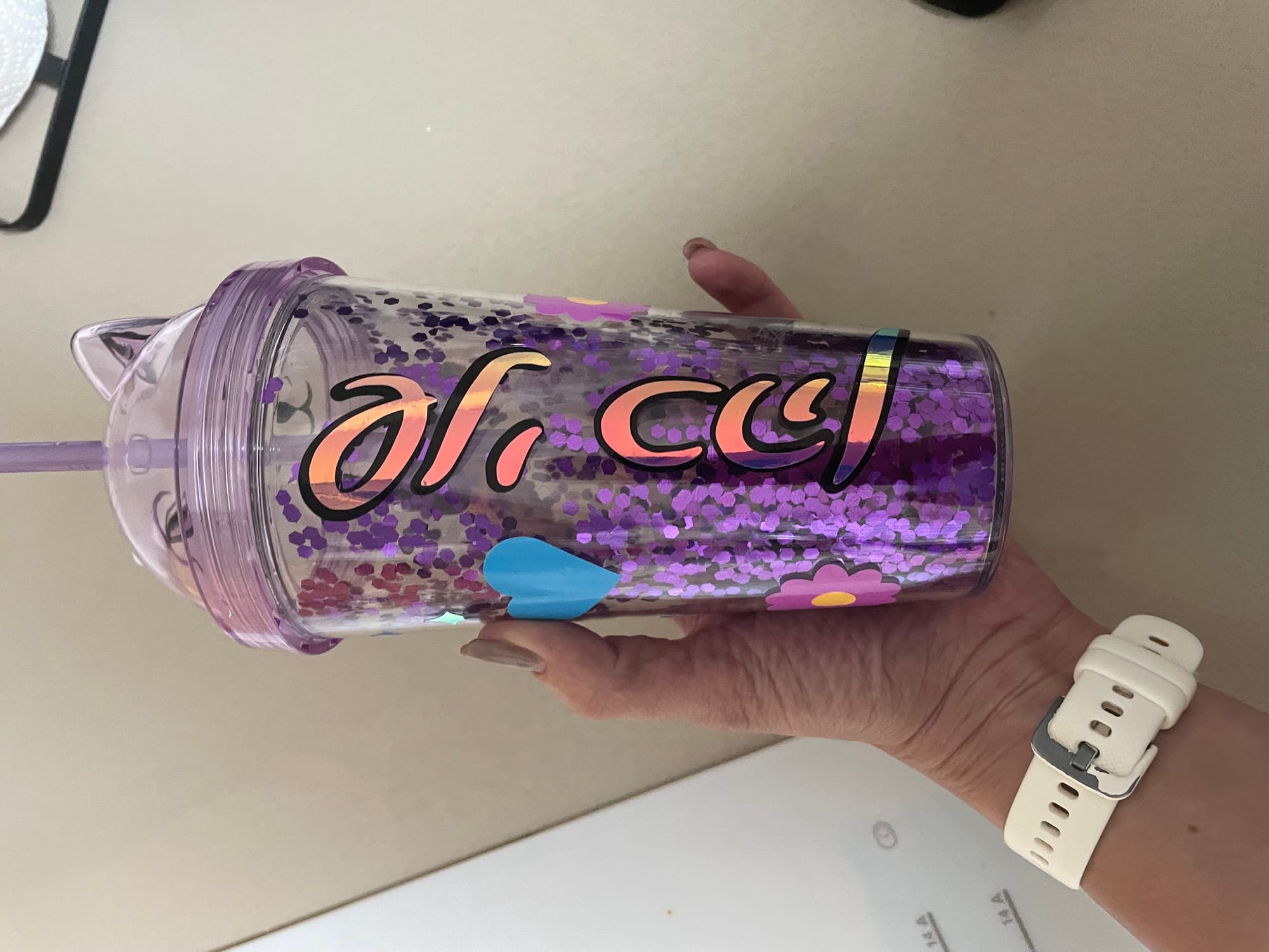 מיתוג בעיצוב אישי על מגוון מוצרי טקסטיל, כלי אוכל וכ״ו..